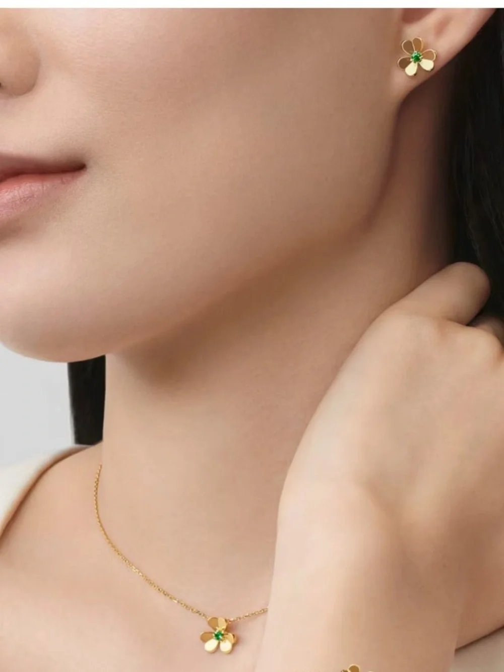 Van Cleef & Arpels Frivole earrings, mini model, 18K Yellow Gold and Emerald - Picture 8 of 8